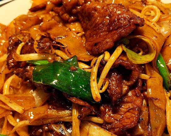 115. 干炒牛河 Nouille de riz plat sauté au boeuf Fried Flat Rice Sticks with Beef